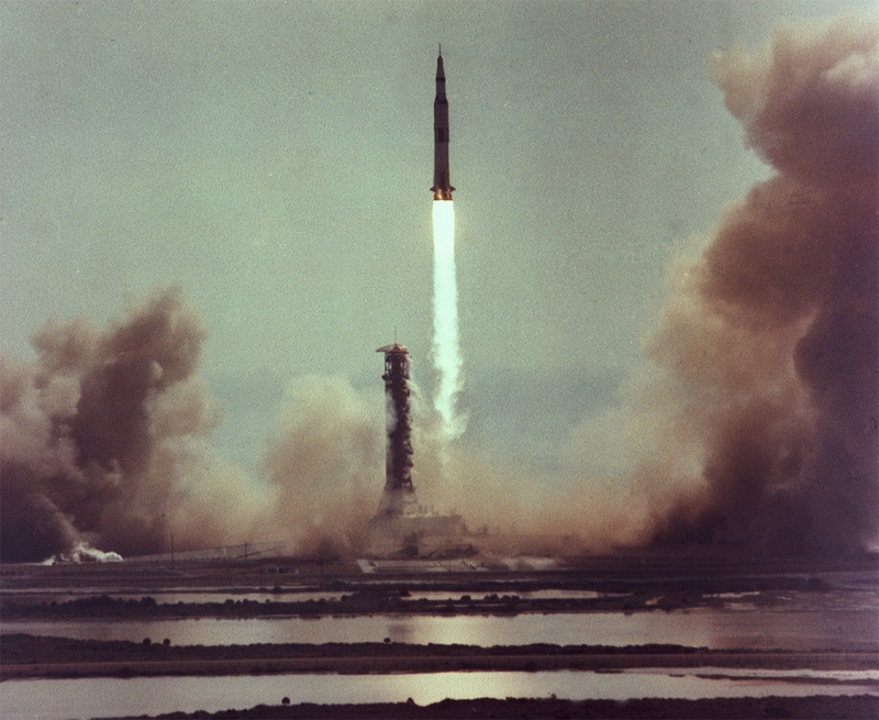 Illustration for article titled Amazing photos from NASA's vaults show how they assembled Apollo 11